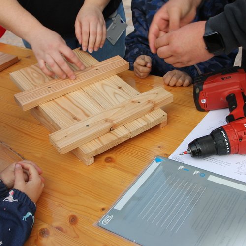 Zu sehen sind Kinder und Mitarbeiter der Erdgas Südwest bei einer der vielen Bastelaktionen an Sozialeinrichtungen