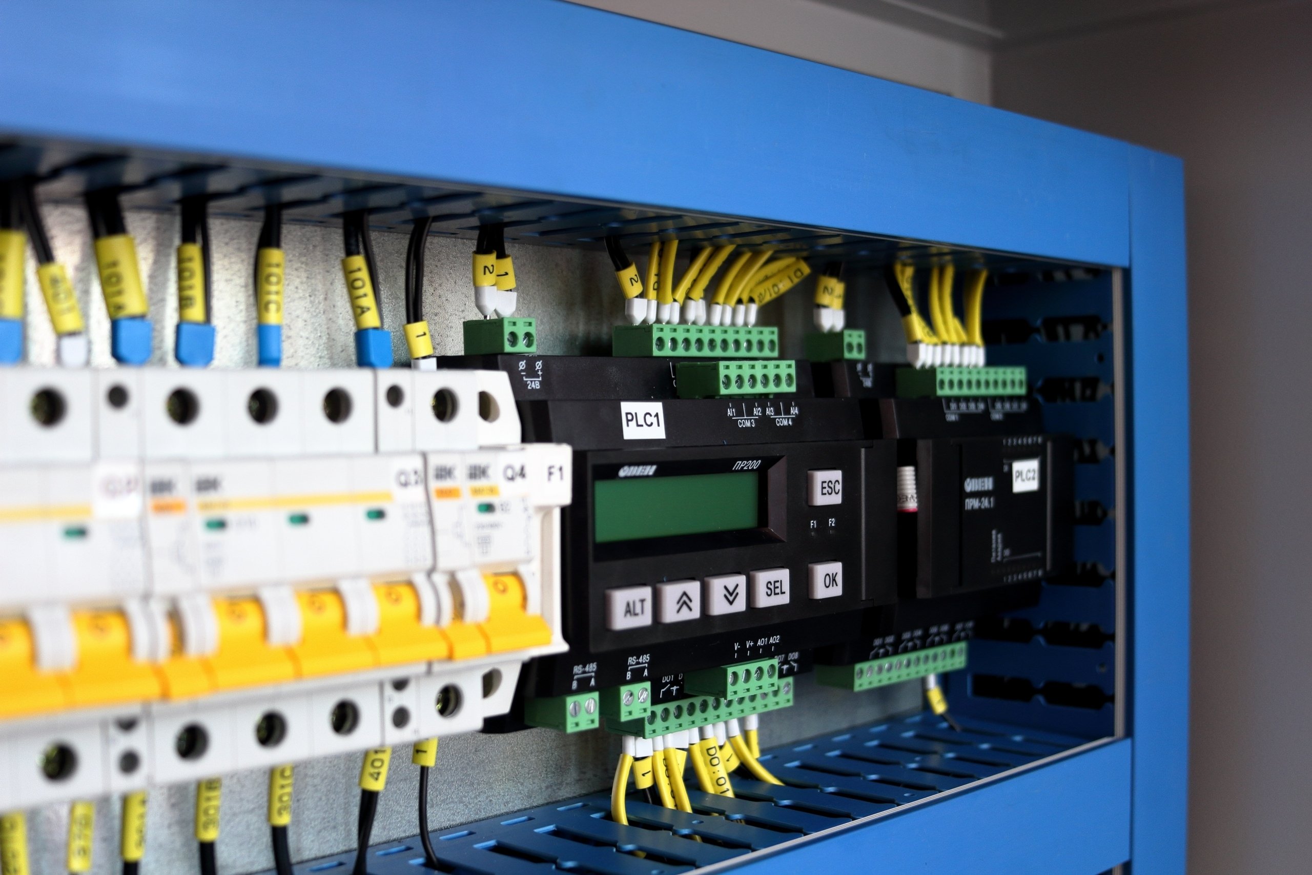 Ein Schaltschrank von innen: Hier laufen die elektronischen Komponenten zusammen und ermöglichen die Überwachung und Fernsteuerung der Energieanlagen.
