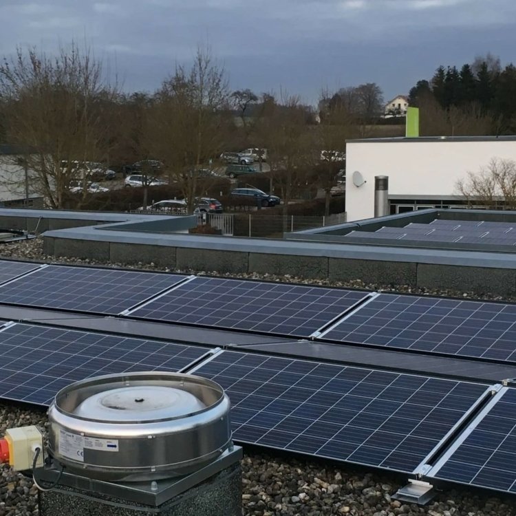 Aufdach Photovoltaikanlage auf dem Verwaltungsgebäude in Munderkingen