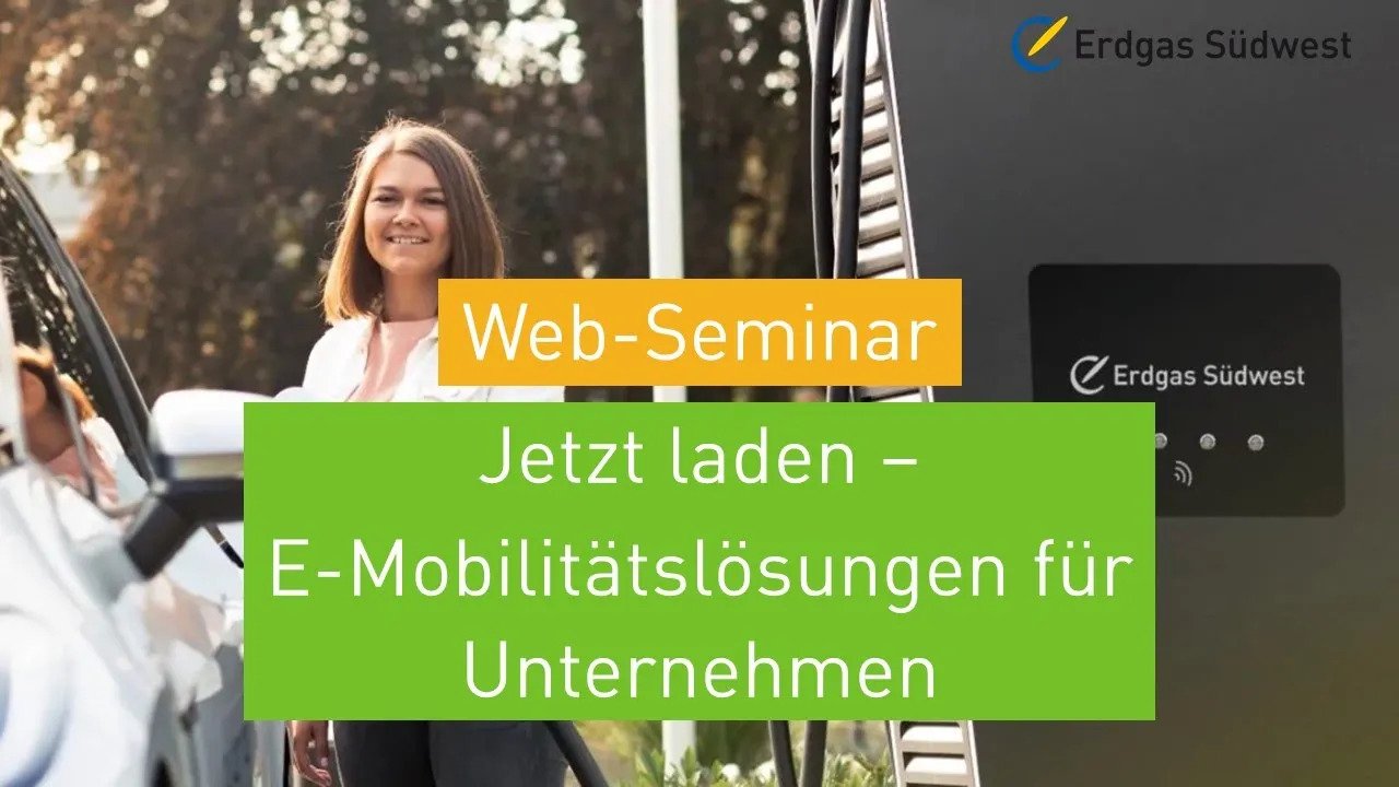 Vorschaubild: Frau an einer E-Ladestation mit Hinweis auf das Web-Seminar „Jetzt laden – E-Mobilitätslösungen für Unternehmen“.