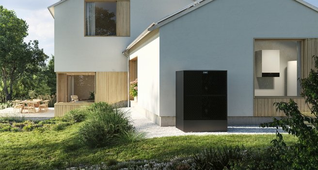 Darstellung der Wärmepumpe Vitocal 250-A von Viessmann - zu sehen ist ein Einfamilienhaus; im Vordergrund ist die Außeneinheit der Wärmepumpe zu sehen.