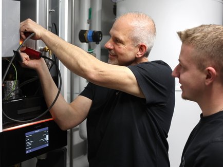 Zwei Heizungsinstallateure überprüfen den korrekten Betrieb der neuen Heizung.