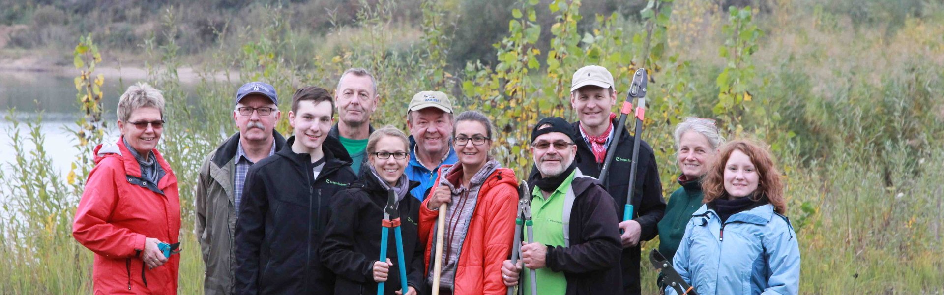 Mitglieder der NABU Ortsgruppe Hambrücken und Mitarbeiter der Erdgas Südwest mit Heckenschere und Astgabel um den Lebensraum der Dornschrecke zu erhalten