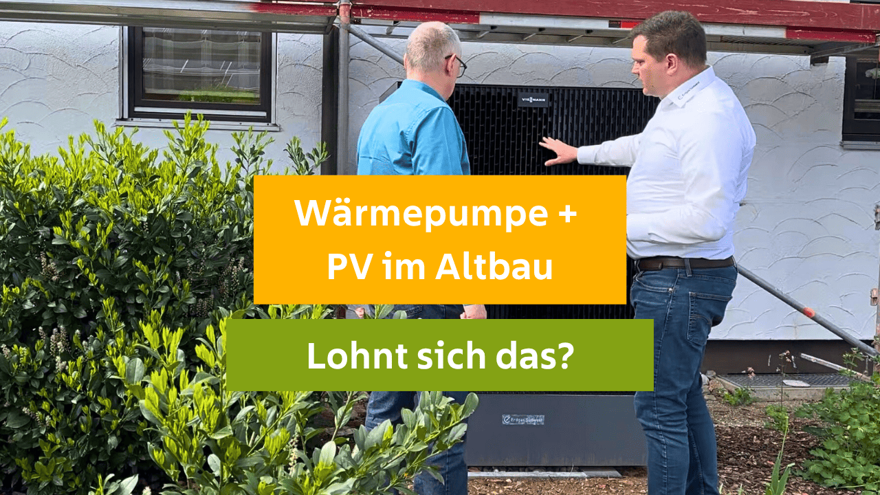 Vorschaubild: Zwei Männer stehen vor einer Wärmepumpe und sprechen über Photovoltaik im Altbau.