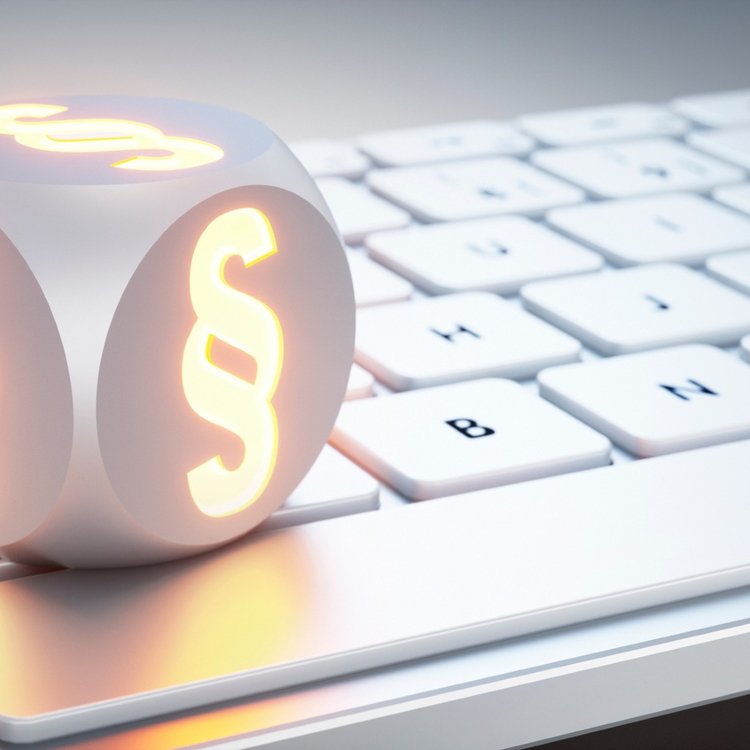 Weißer Würfel mit Paragraphen-Symbol auf weißer Tastatur