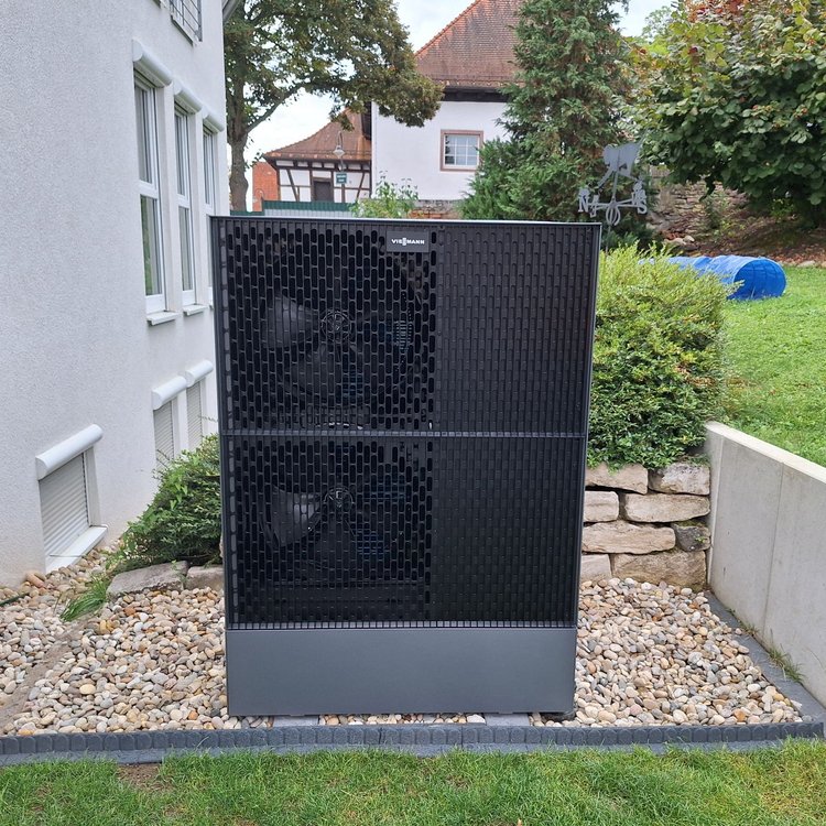 Wärmepumpe neben Hauswand stehend