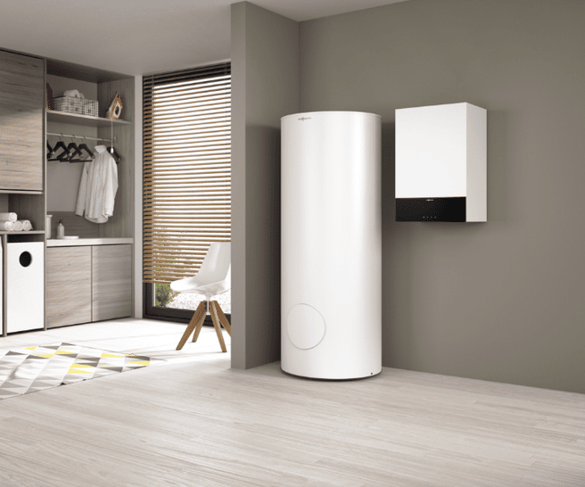 Es sind eine Gasbrennwerttherme und ein Warmwasserspeicher des Herstellers Viessmann zu sehen.