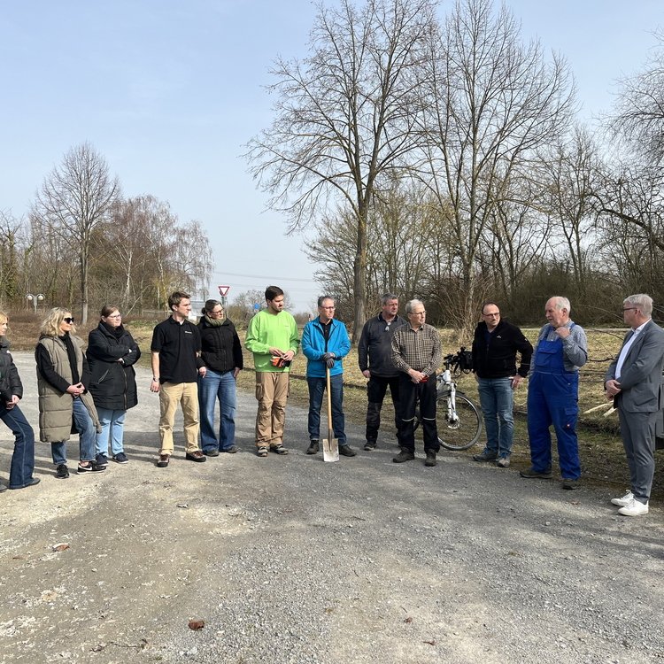 Fotos der Erdgas Südwest Baumpflanzaktion in Forst. Unter den zahlreichen Helfer*innen der Baumpflanzaktion war auch Forsts Bürgermeister Hajo Böser (2. v. r.). Foto: Erdgas Südwest