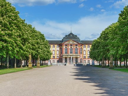 Sicht von Schlosspark auf das Bruchsaler Schloss