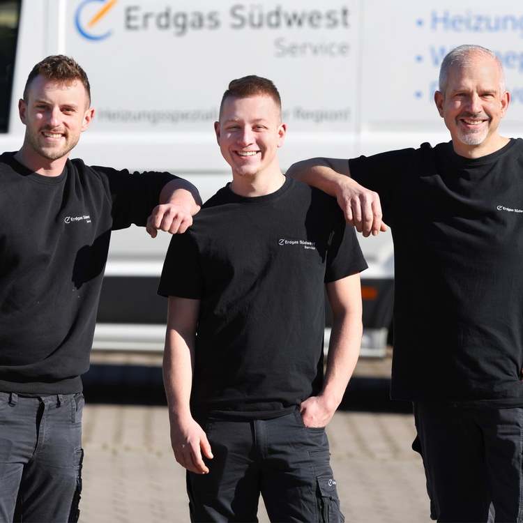Das Heizungsteam der Erdgas Südwest Service vor dem Service-Fahrzeug stehend.