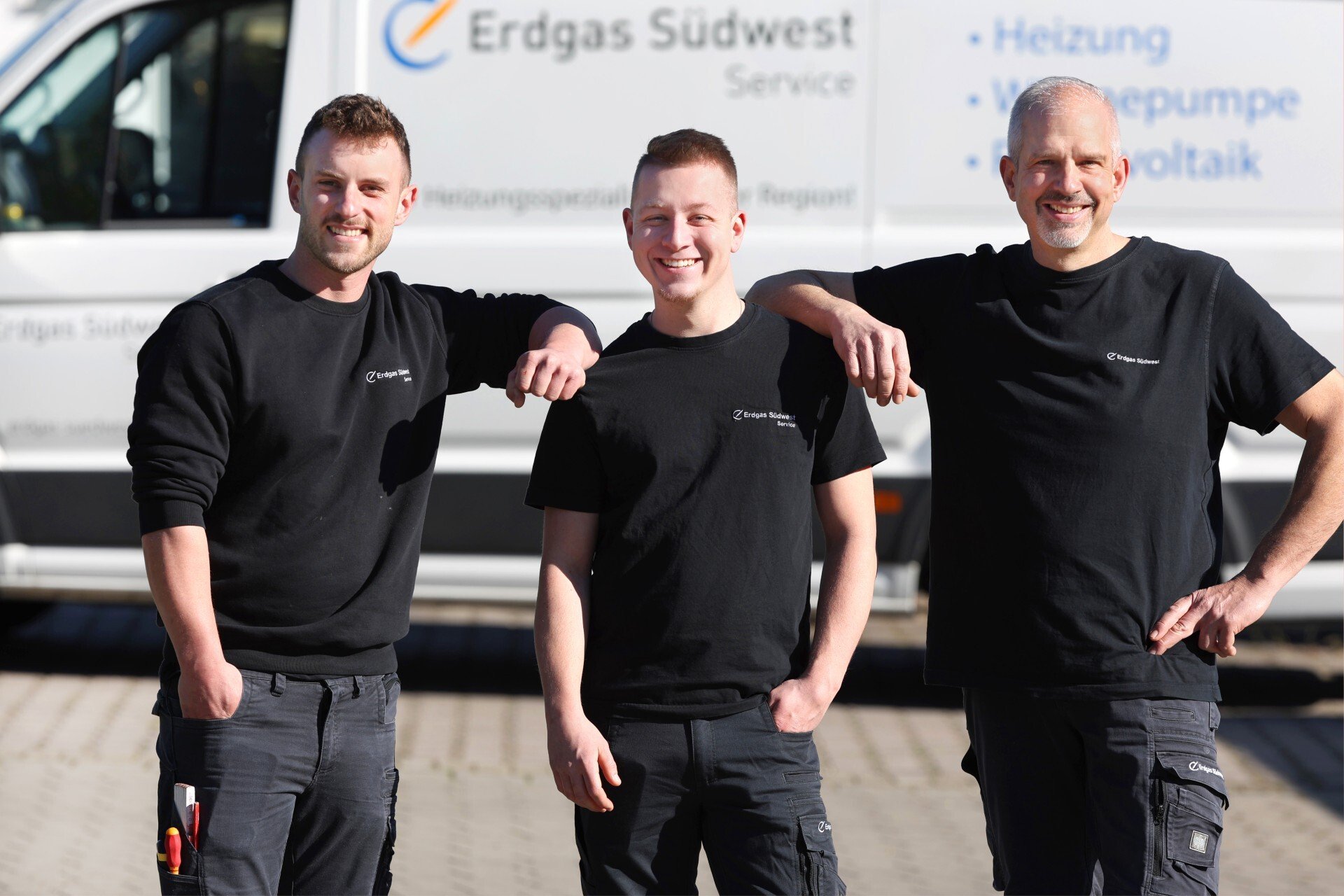 Das Heizungsteam der Erdgas Südwest Service vor dem Service-Fahrzeug stehend.