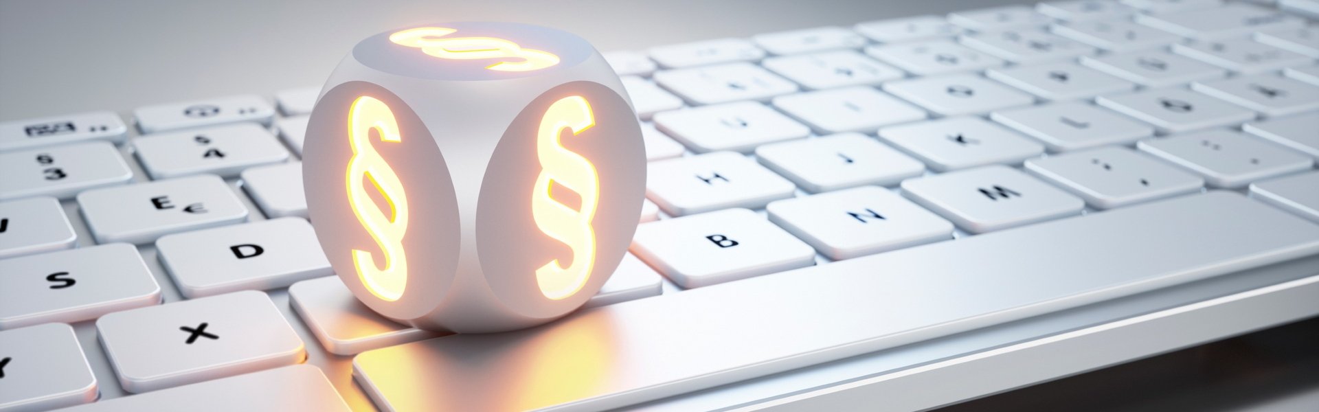 Weißer Würfel mit Paragraphen-Symbol auf weißer Tastatur