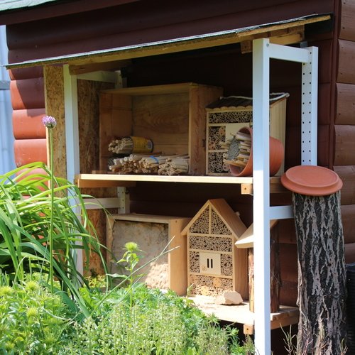Zu sehen ist ein Wildbienenhotel der Erdgas Südwest zum Erhalt der Artenvielfalt
