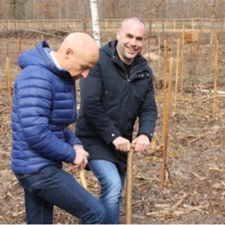 Geschäftsführer der Erdgas Südwest Hans-Joachim Seigel mit dem Bürgermeister der Gemeinde Graben-Neudorf