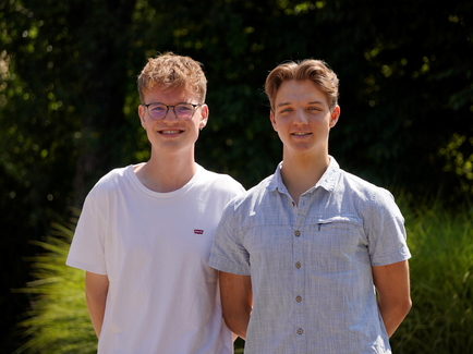 Zwei junge Menschen, die ihr FÖJ bei der Erdgas Südwest absolvieren, stehen auf dem Gelände der Erdgas Südwest