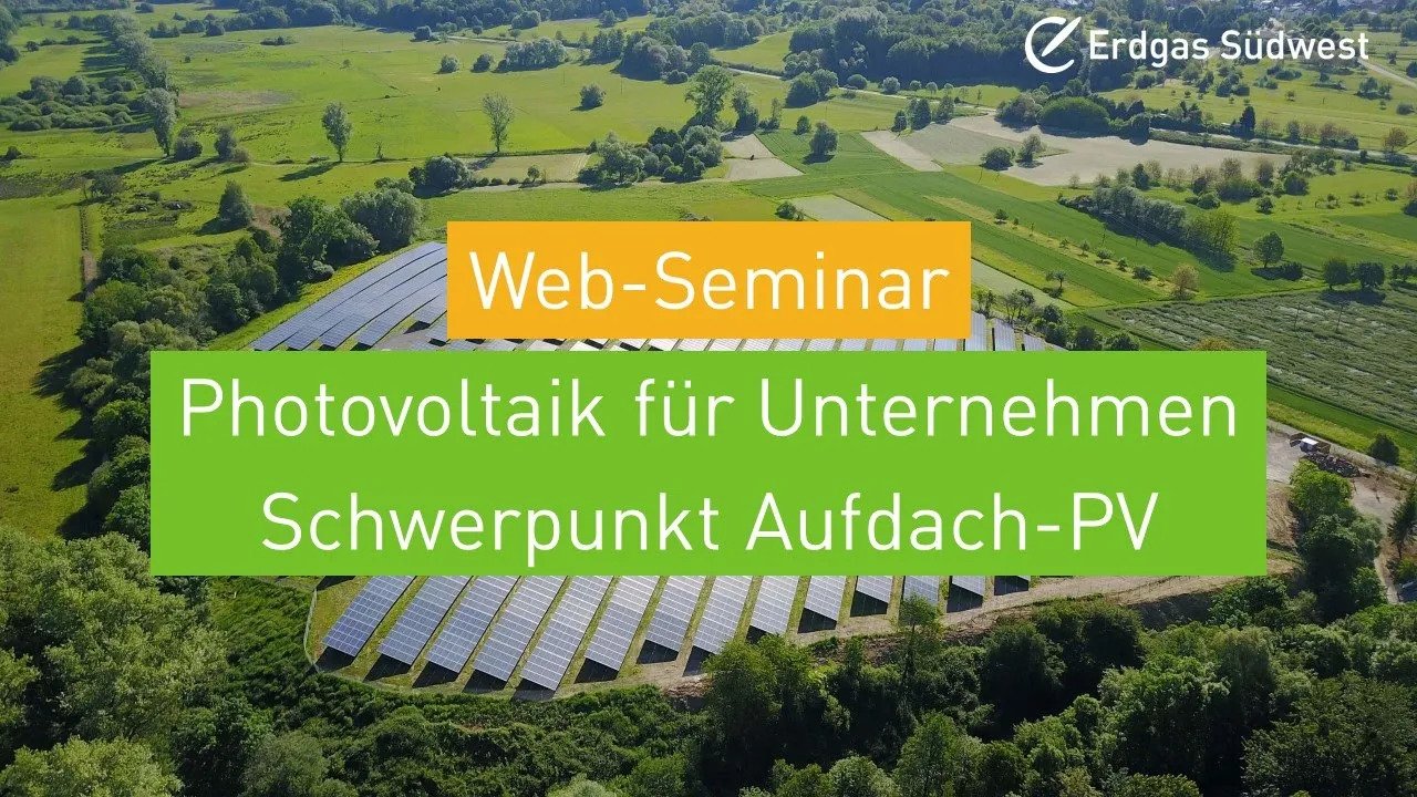 Vorschaubild: Solarpark in grüner Landschaft mit Hinweis auf ein Web-Seminar zu Photovoltaik für Unternehmen mit Schwerpunkt Aufdach-PV.