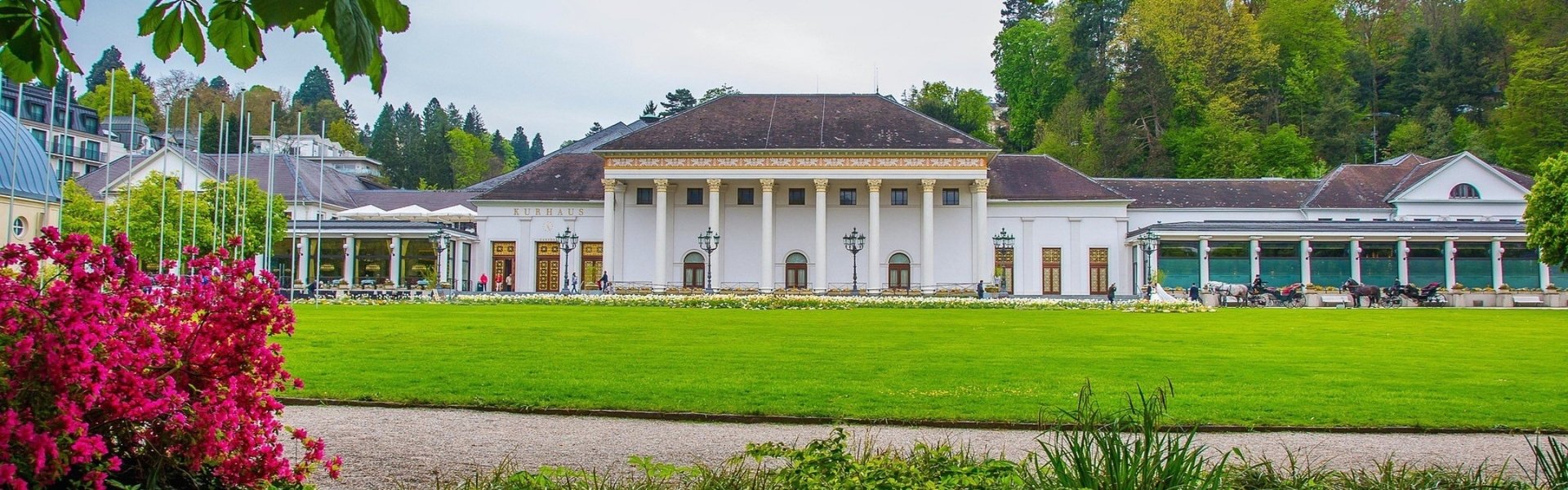 Blick vom Kurpark auf das Kurhaus in Baden-Baden.