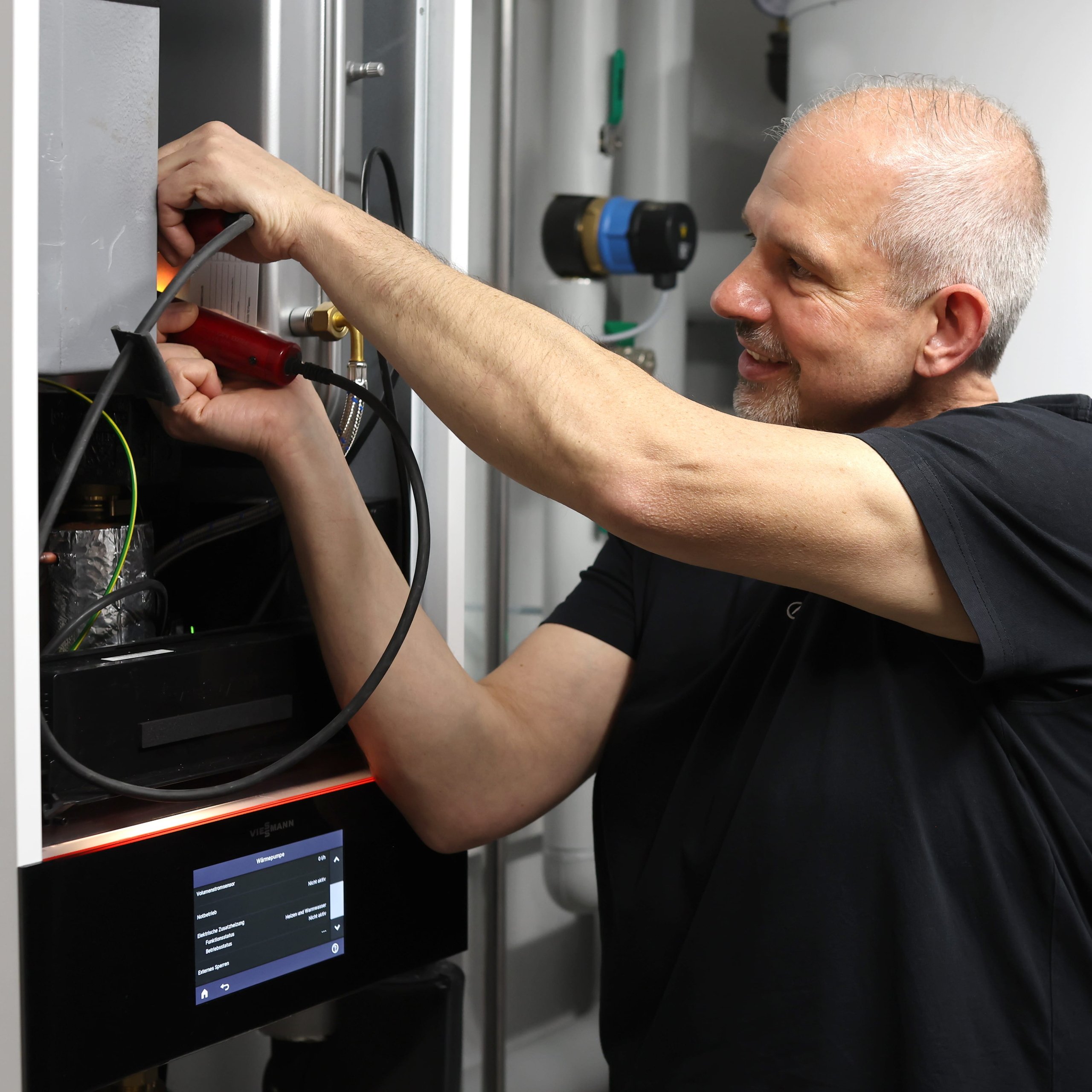 Ein SHK Heizungsbauer der Erdgas Südwest Service GmbH bei der Arbeit