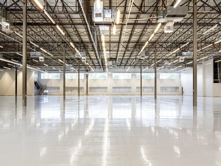 Moderne Industriehalle eines energieintensiven Unternehmens