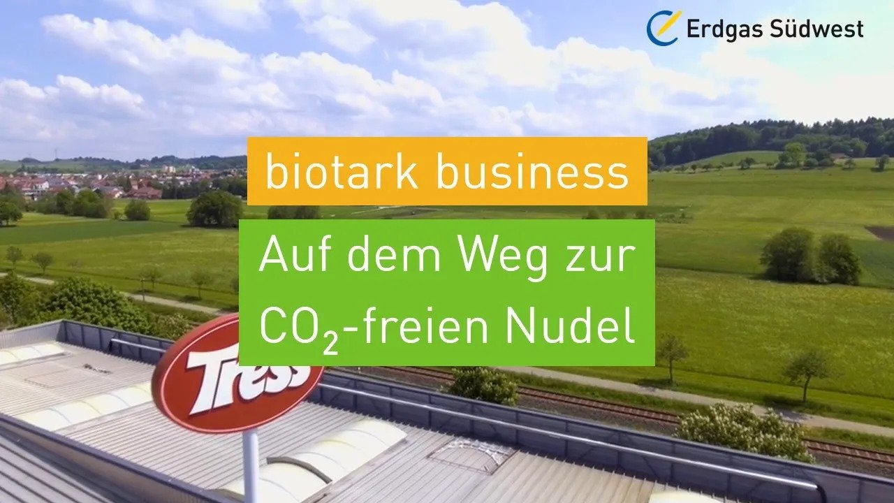 Vorschaubild: Blick auf das Tress-Werk mit Hinweis auf den Weg zur CO₂-freien Nudel.