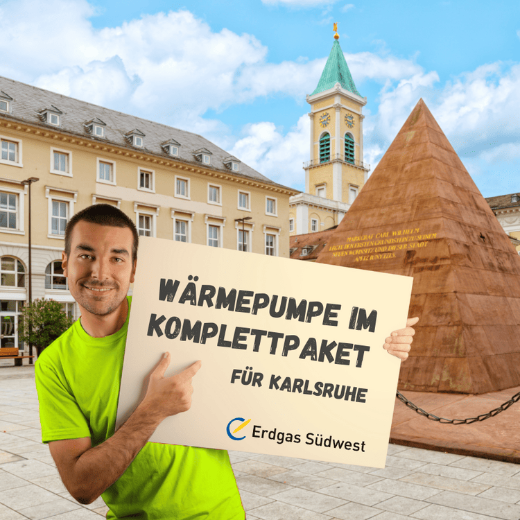 Mann hält ein Schild mit der Aufschrift "Wärmepumpe im Komplettpaket für Karlsruhe" auf dem Karlsruher Marktplatz.