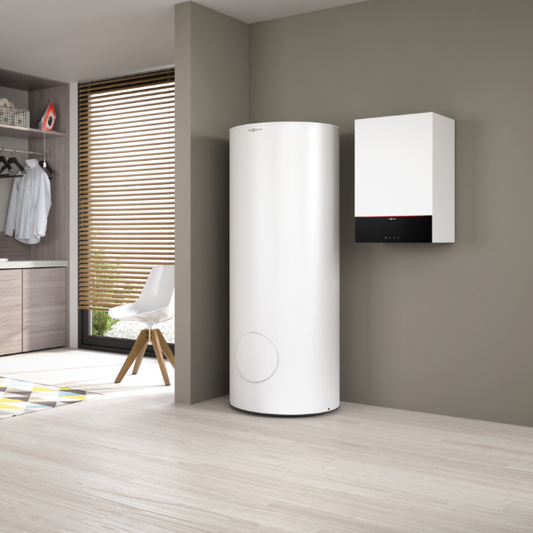 Es sind eine Gasbrennwerttherme und ein Warmwasserspeicher des Herstellers Viessmann zu sehen.