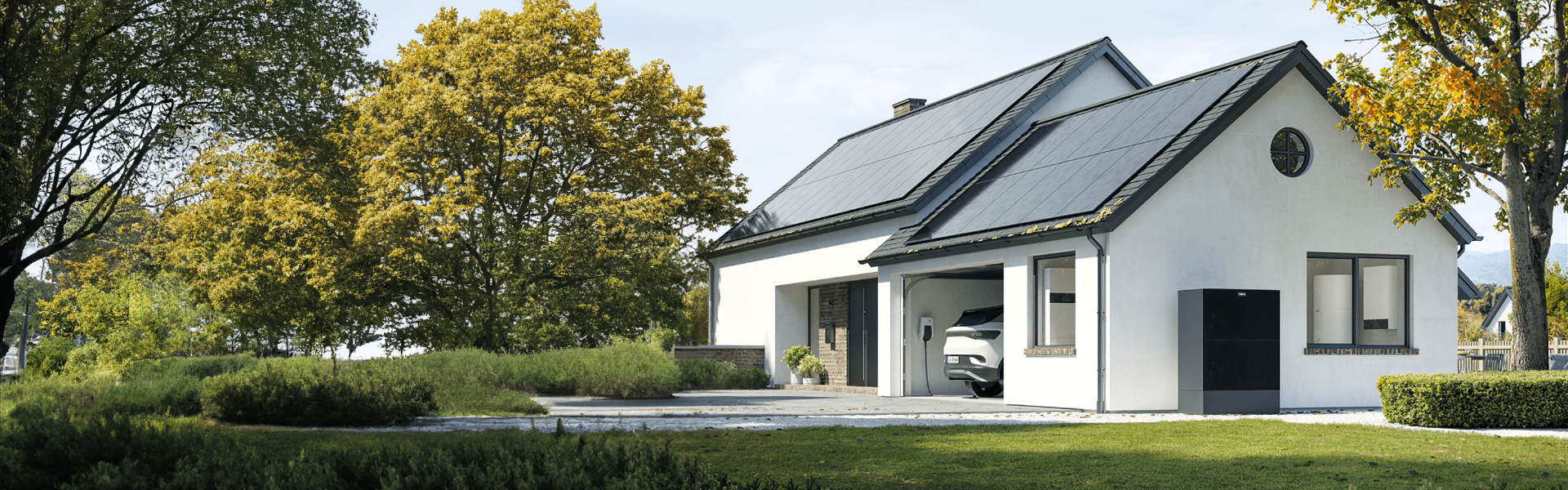 Solaranlage auf dem Dach eines Einfamilienhauses mit angeschlossener Wärmepumpe, Wallbox und Speicher.