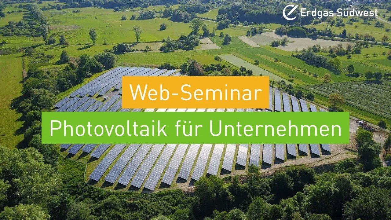 Vorschaubild: Solarpark in grüner Landschaft mit Hinweis auf ein Web-Seminar zu Photovoltaik für Unternehmen.