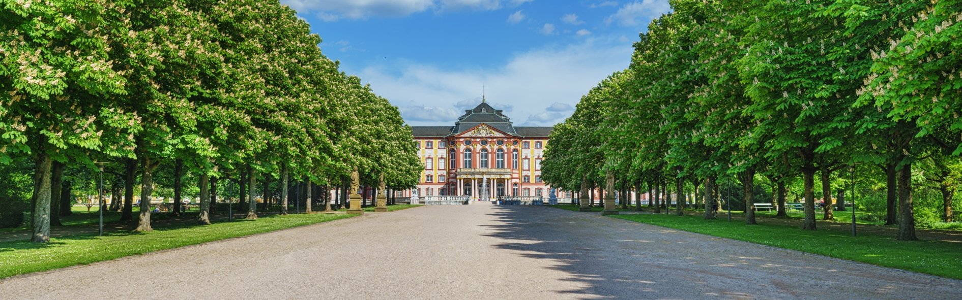 Sicht von Schlosspark auf das Bruchsaler Schloss