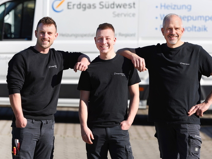 Das Heizungsteam der Erdgas Südwest Service vor dem Service-Fahrzeug stehend.