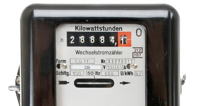 Ein klassischer Stromzähler mit mechanischem Zählwerk.