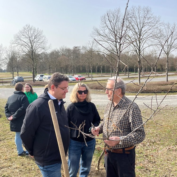 Fotos der Erdgas Südwest Baumpflanzaktion in Forst. Ebenfalls in Forst vor Ort: Erdgas-Südwest-Geschäftsführer Dr. Michael Rimmler (links) Foto: Erdgas Südwest
