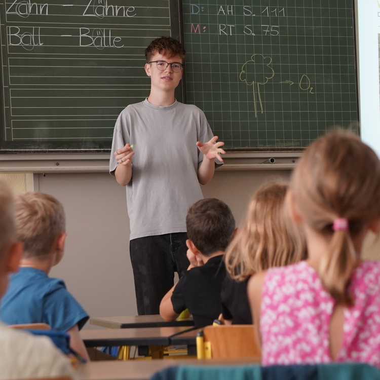 Ein FÖJler der Erdgas Südwest bei einer Unterrichtseinheit im Rahmen der Initiative "ProNatur"