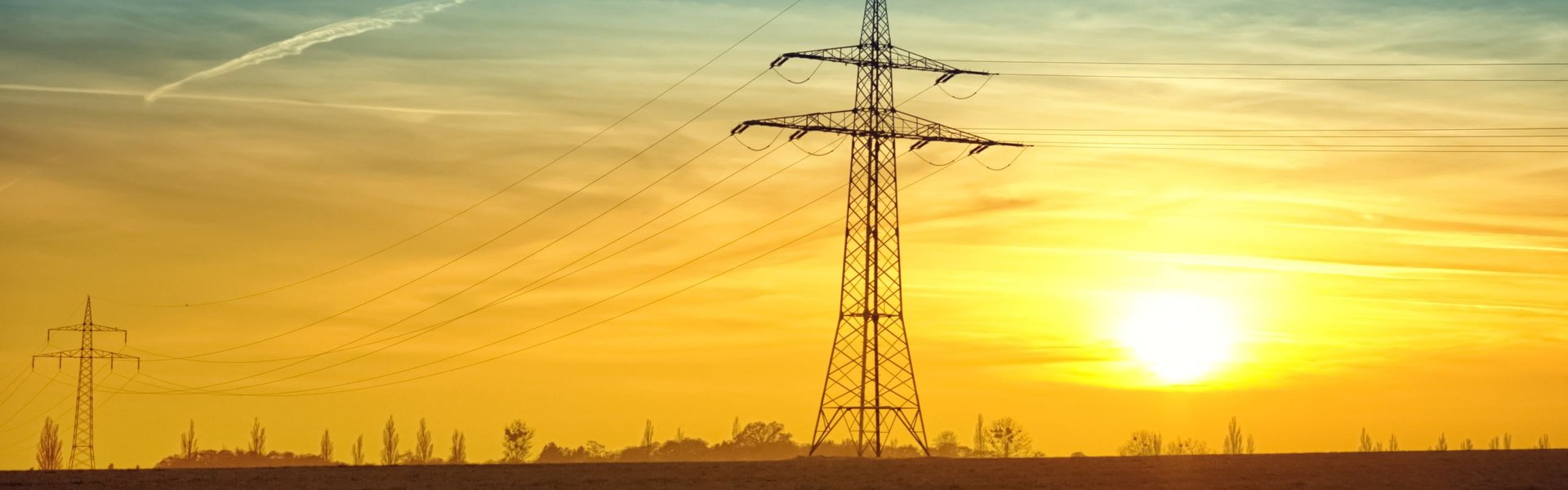 Freileitungsmast bei Sonnenuntergang