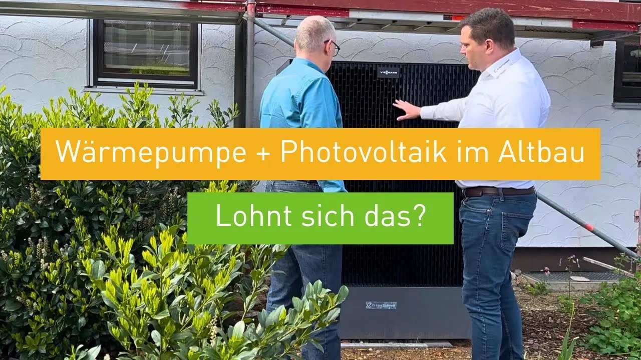 Vorschaubild: Zwei Männer stehen vor einer Wärmepumpe und sprechen über Photovoltaik im Altbau.