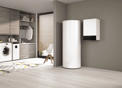 Es sind eine Gasbrennwerttherme und ein Warmwasserspeicher des Herstellers Viessmann zu sehen.