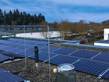 Aufdach Photovoltaikanlage auf dem Verwaltungsgebäude in Munderkingen