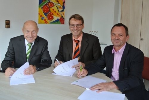 Gruppenbild Vertragsunterschrift