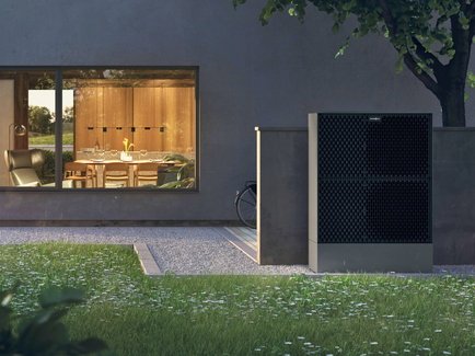 Die Viessmann Wärmepumpe Vitocal 250 vor einem Haus fertig montiert und in Betrieb.