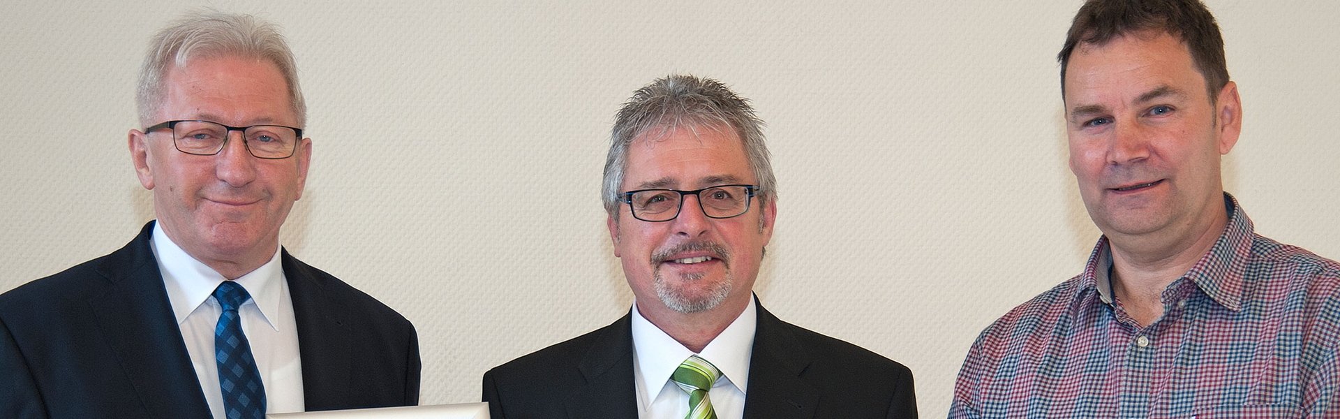 Bernhard Levko (Mitte) von Erdgas Südwest überreicht Bürgermeister Alois Henne (links) und Kämmerer Hartmut Diesch das CO2-neutrales Erdgas-Zertifikat