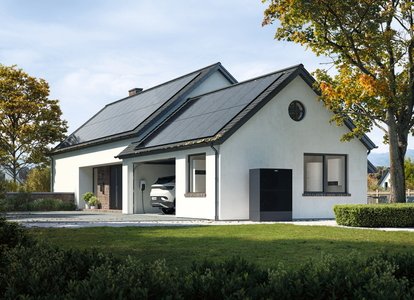 Wärmepumpe vor der Hauswand und im Einfamilienhaus befinden sich die Wärmepumpen-Inneneinheit sowie Stromspeicher und Wallbox in der Garage.