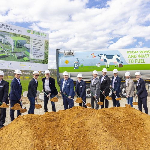 Gruppenfoto vor einer Anlage der Reefuelery