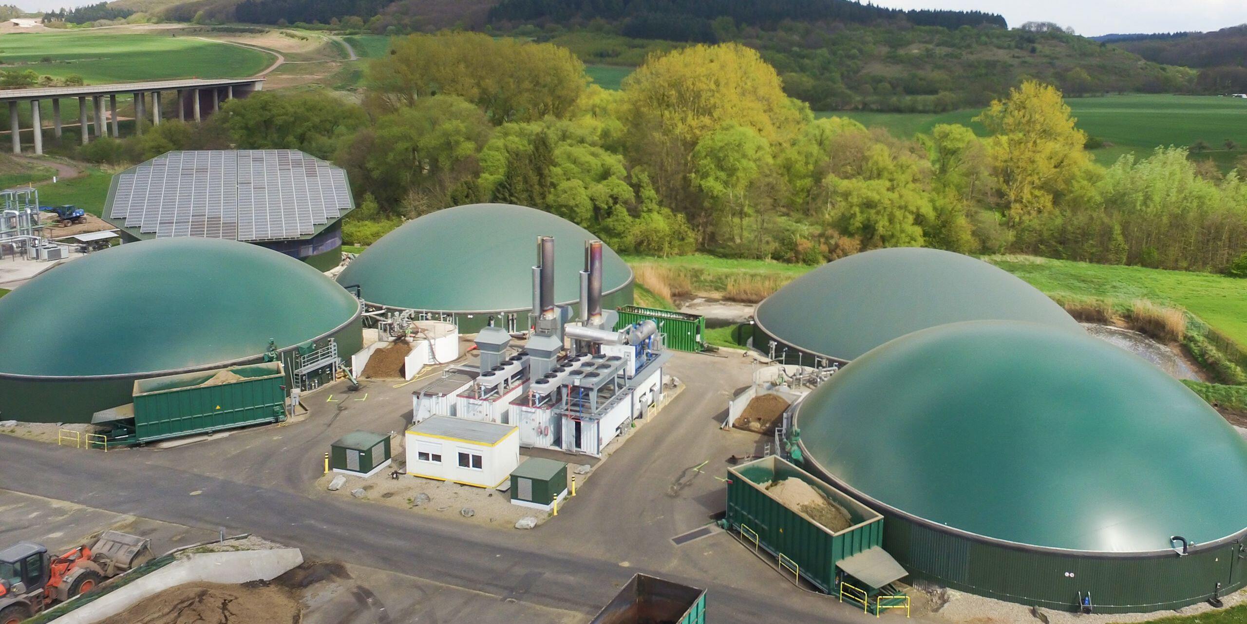 Bild der Biogasanlage in Platten