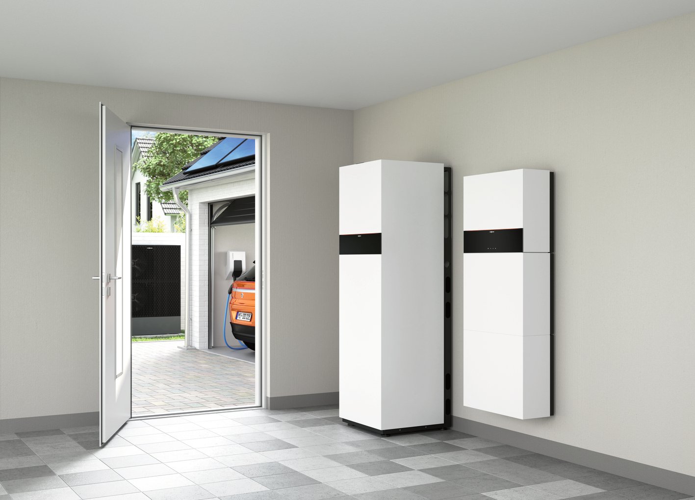Wärmepumpe Vitocal 252-A von Viessmann - im Vordergrund sind Inneneinheit und Stromspeicher Vitocharge VX3, im Hintergrund Außeneinheit, Wallbox zum Laden von E-Fahrzeugen und eine Solaranlage auf dem Dach zu sehen.