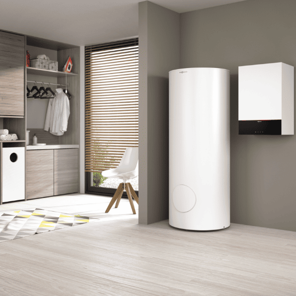 Es sind eine Gasbrennwerttherme und ein Warmwasserspeicher des Herstellers "Viessmann" zu sehen.