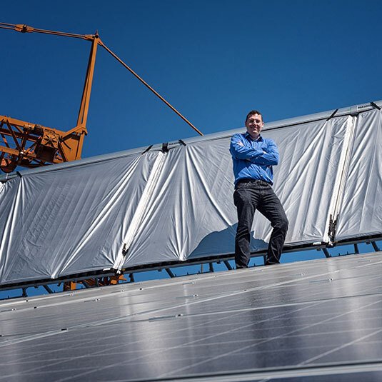 Markus Bouché steht auf dem Dach des Green Home Bouché