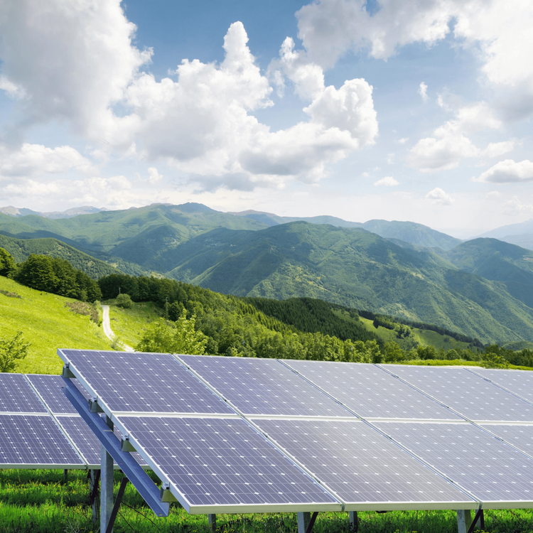 Eine Collage mit Freiflächen-PV vor einer malerischen Bergkullise.