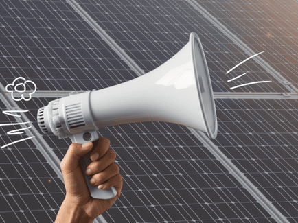 Mit einem Megaphon wird zur Solaraktion gerufen. Photovoltaikmodule im Hintergrund.