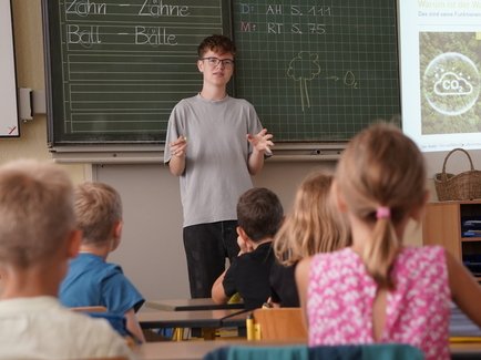 Ein FÖJler der Erdgas Südwest bei einer Unterrichtseinheit im Rahmen der Initiative "ProNatur"