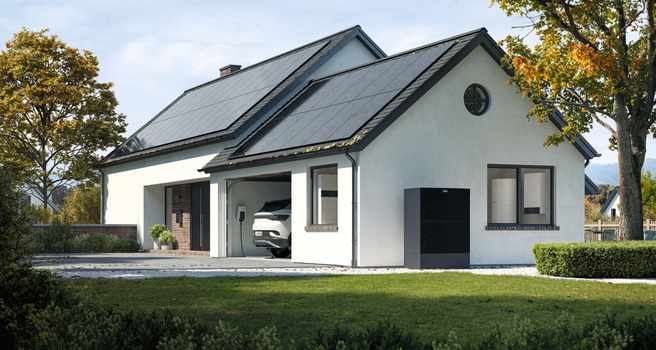 Wärmepumpe vor der Hauswand und im Einfamilienhaus befinden sich die Wärmepumpen-Inneneinheit sowie Stromspeicher und Wallbox in der Garage.